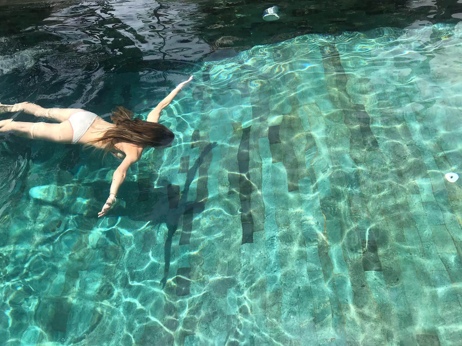 Julia en una piscina