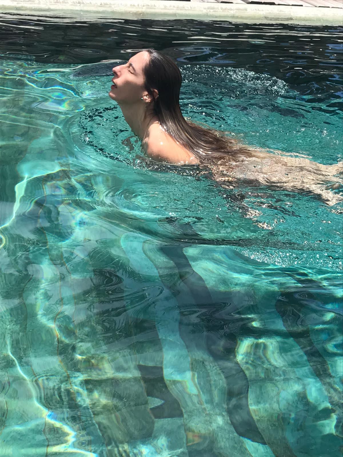 Julia en una piscina