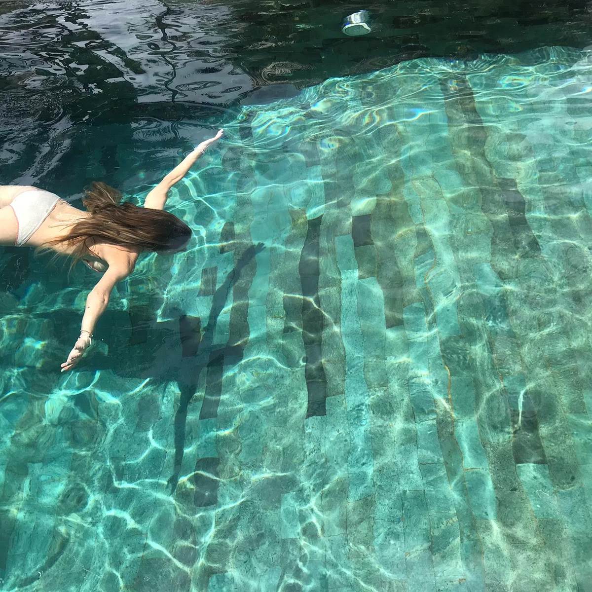 Julia en el agua durante su camino personal